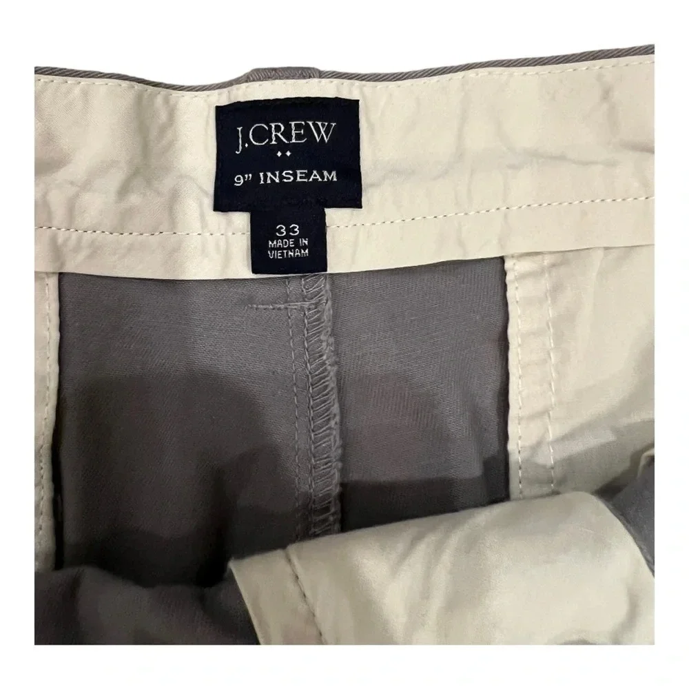 J crew Men’s gray shorts. Size 33, Good condition Waist 17”, Inseam 9”